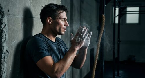 Erschöpfter, aber zufriedener Athlet in einem Gym, der die Leistungsgrenze beim CrossTraining dank Beta Alanin verschoben hat.