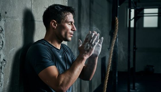 Erschöpfter, aber zufriedener Athlet in einem Gym, der die Leistungsgrenze beim CrossTraining dank Beta Alanin verschoben hat.