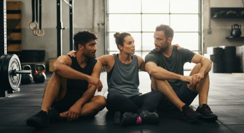 Drei erschöpfte, aber zufriedene Athleten – ein Beispiel für die Community Vorteile im Crosstraining. Drei erschöpfte, aber zufriedene Athleten – ein Beispiel für die Community Vorteile im Crosstraining.
