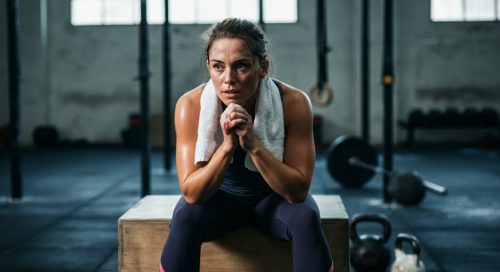 Athletin spürt die Crosstraining Effekte nach einem intensiven Workout in der Box.