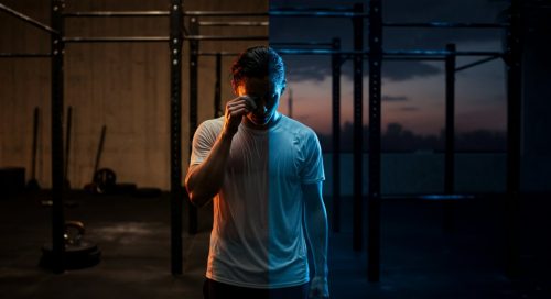 Ein Athlet steht nachdenklich an einem Scheideweg im Crosstraining vs Calisthenics Vergleich. Ein Athlet steht nachdenklich an einem Scheideweg im Crosstraining vs Calisthenics Vergleich.