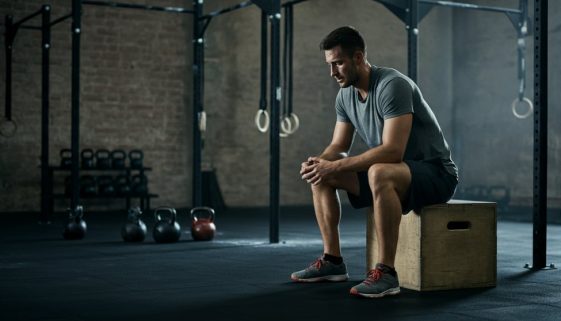Nachdenkliche Athletin nach einem harten Workout – die ungeschönte Wahrheit über CrossTraining.