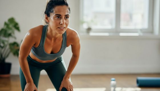 Frau atmet nach einer HIIT-Übung durch, motiviert in ihrem ersten Monat HIIT.