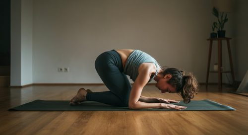 Eine Frau macht konzentriert HIIT Rückenübungen zu Hause in der Bird-Dog-Position für einen starken Rücken. Eine Frau macht konzentriert HIIT Rückenübungen zu Hause in der Bird-Dog-Position für einen starken Rücken.