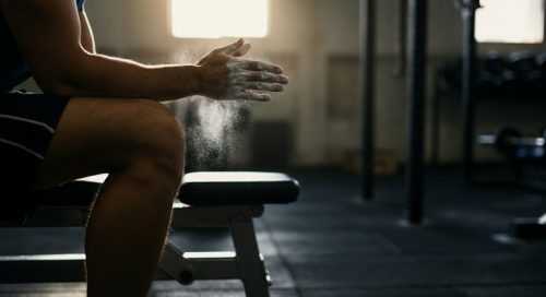 Konzentrierter Athlet plant sein Hypertrophietraining im Fitnessstudio. Konzentrierter Athlet plant sein Hypertrophietraining im Fitnessstudio.