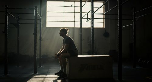 Athlet in einer Cross-Training-Box in tiefer Konzentration vor dem Workout, als Symbol für Intervallfasten Crosstraining.