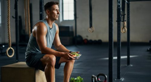 Erschöpfter Athlet nach dem Training; ein Beispiel für gelungene Low Carb Ernährung im CrossTraining. Erschöpfter Athlet nach dem Training; ein Beispiel für gelungene Low Carb Ernährung im CrossTraining.