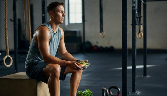 Erschöpfter Athlet nach dem Training; ein Beispiel für gelungene Low Carb Ernährung im CrossTraining.