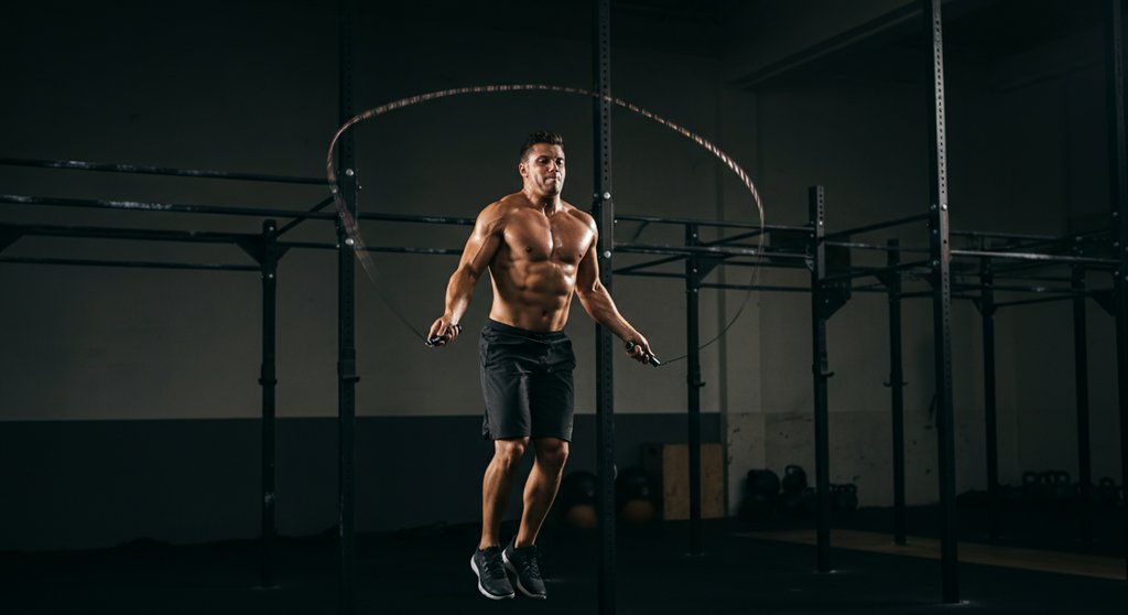 Athlet nutzt Crosstraining Equipment wie ein Speed Rope für Double Unders.