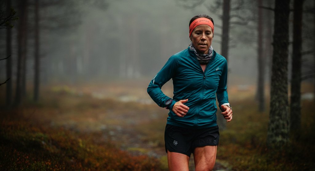 Ausdauersportlerin beim 4x4-Protokoll-Lauftraining zur Steigerung der VO2max.