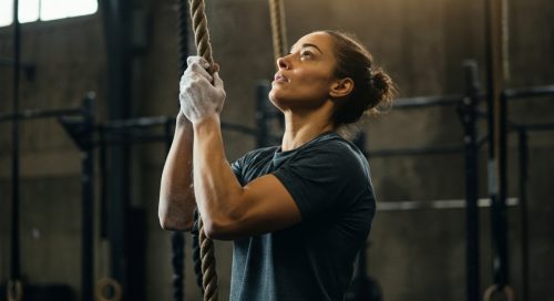 Ein Athlet blickt konzentriert zu einem Seil hoch, bevor er mit den Rope Climbs beginnt.