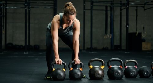 Ein Athlet wählt überlegt eine Kettlebell aus als Beispiel für ein smartes, scaled Crosstraining. Ein Athlet wählt überlegt eine Kettlebell aus als Beispiel für ein smartes, scaled Crosstraining.