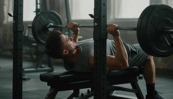 Fokussierter Athlet beim Supersatz-Training im Gym, passend zum Supersätze Trainingsplan.