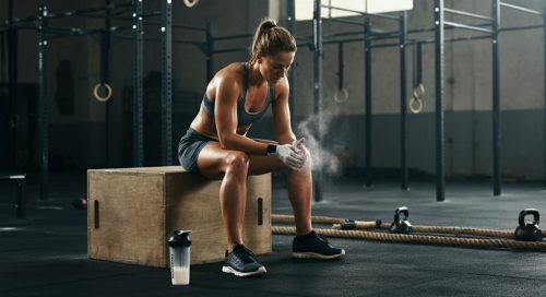 Athletin nach intensivem CrossTraining: Regeneration und die Rolle von Whey Protein für den Erfolg.